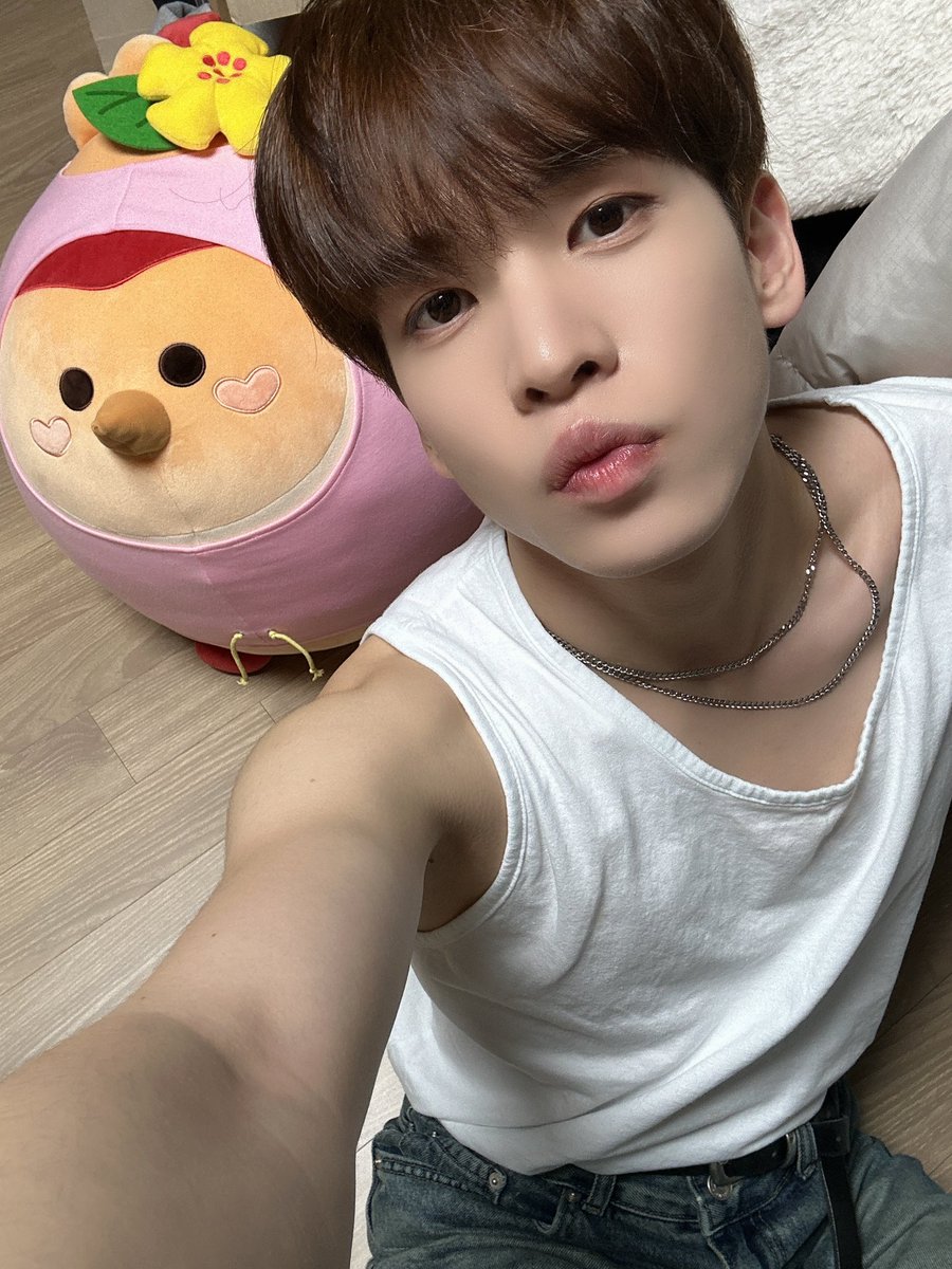 CRAVITY_twt's tweet photo. 귀니야 뭐 봐? 🤔
#앨런 #ALLEN https://t.co/VaWyHe42Lc