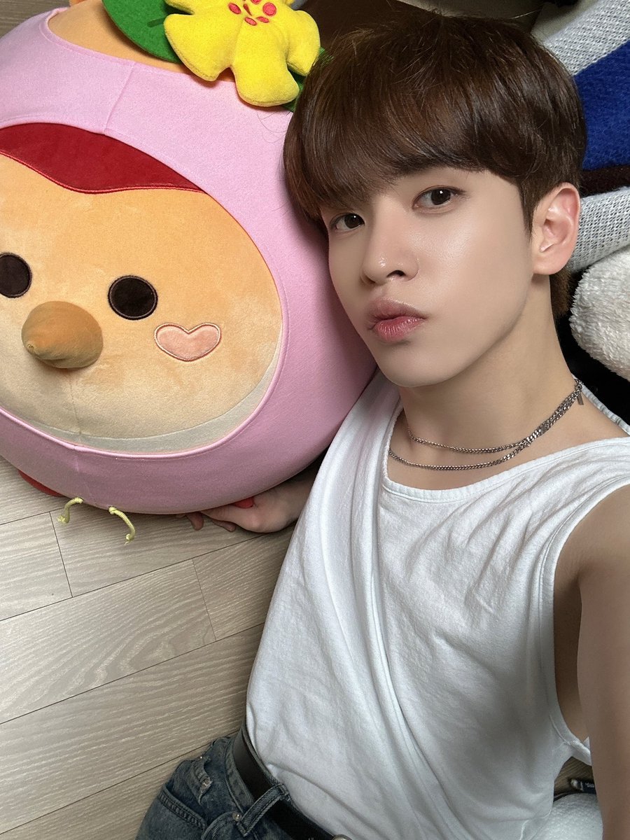 CRAVITY_twt's tweet photo. 귀니야 뭐 봐? 🤔
#앨런 #ALLEN https://t.co/VaWyHe42Lc