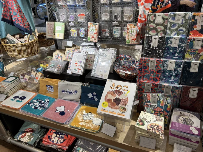 恵比寿有隣堂さんのきのこフェアに行きました!きのこだらけの不思議な空間で楽しいです…! nocco.さんのきのこグッズときのこの本を買いました 特典のポストカード入りのどくもり1巻は在庫僅かでしたのでお近くに寄った際はぜひ!
