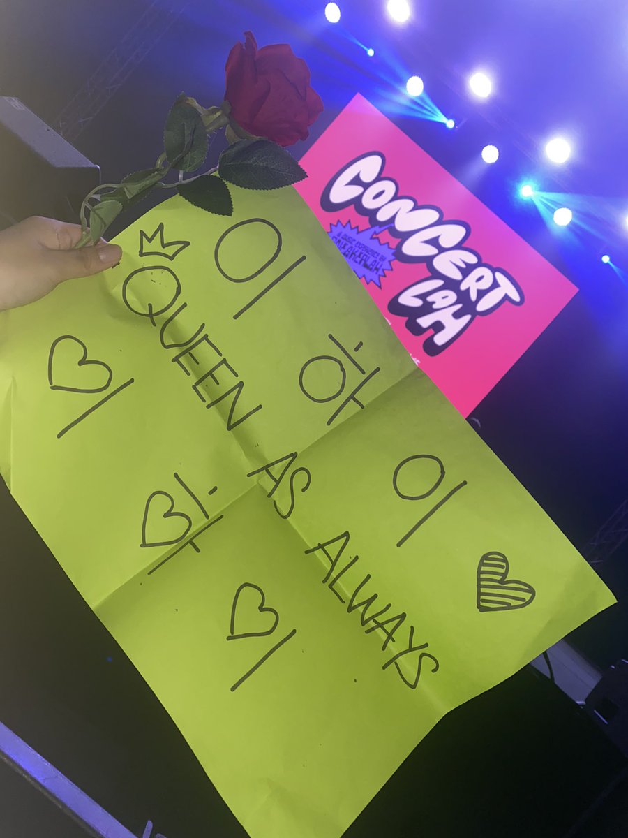 SinRu_0794xo's tweet photo. Hayi noticed my sign during Safety Zone and I successfully passed my rose to her thru abang. Even tho I missed the timing, she still sing the whole HSKT with it 😭 ( TQSM to the sis who willing to return it back to me, I know it must be hard u r so kind🙏✨)
#leehi #sneakerLAH https://t.co/aUvaDFDC9Z