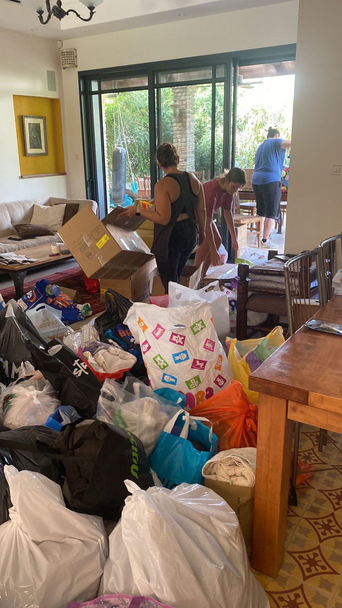 RazNeta's tweet image. כתבנו בקבוצה של הקיבוץ שאנחנו יוצאים להביא ציוד למשפחות שפונו מעוטף עזה. זה מה שהיה פה תוך 3 שעות 
אני בהלם