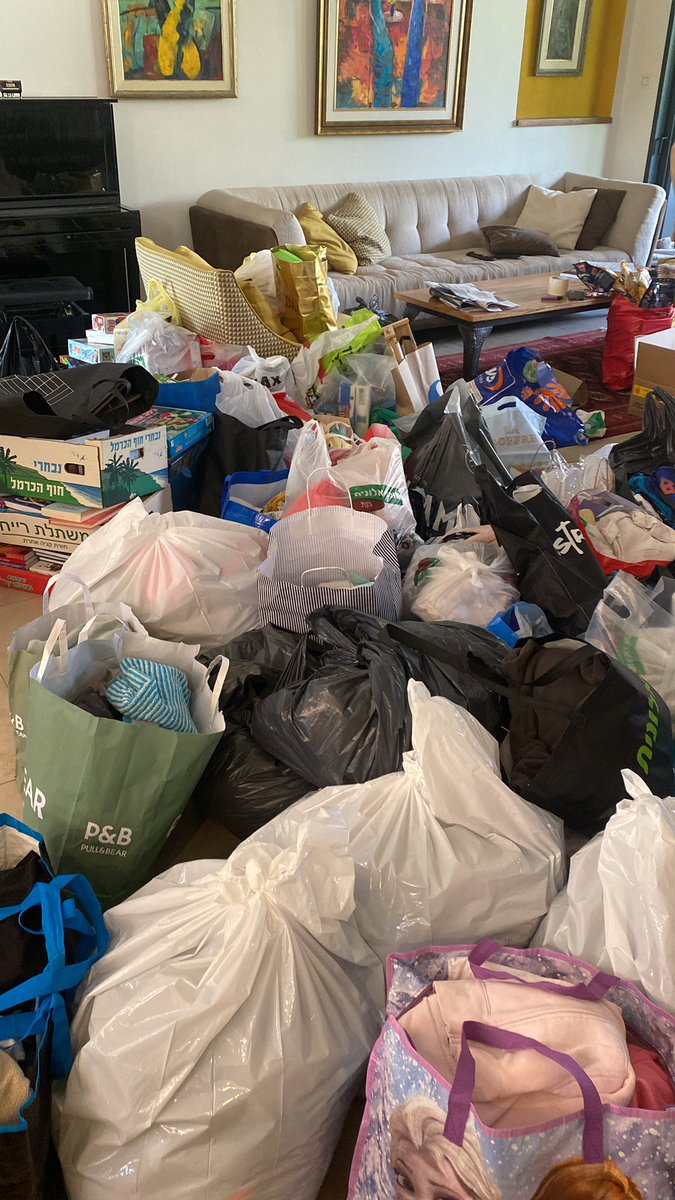 RazNeta's tweet image. כתבנו בקבוצה של הקיבוץ שאנחנו יוצאים להביא ציוד למשפחות שפונו מעוטף עזה. זה מה שהיה פה תוך 3 שעות 
אני בהלם