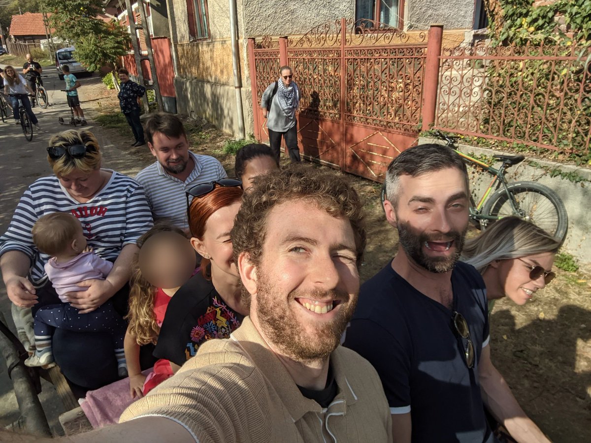 <a href="/revojsro/">revo.js conference</a> <a href="/kennethrohde/">KΞNNETH ・ ケニチ</a> <a href="/erickwendel_/">Erick Wendel</a> @Frenzyritz13 <a href="/szynszyliszys/">Anna Migas</a> <a href="/AtilaFassina/">Atila.io</a> <a href="/mattpocockuk/">Matt Pocock</a> <a href="/lucianpacurar/">Lucian Pacurar</a> Horse-and-cart ride through the village, with a guest visit by a trio of goats. 🐴 🐐

Very fun and a good leg workout too, they really packed us in. 😂

The sun was in our eyes when I selfied and it was hard to get a good photo (missed a couple in all of them sry!) - almost!