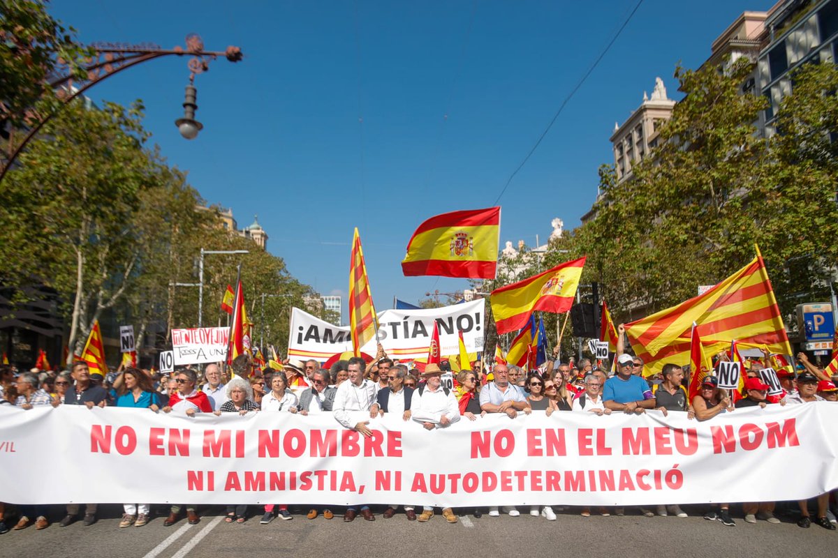 Societatcc's tweet image. 🇪🇸¡Lleno total en Passeig de Gràcia! ¡La cabecera de la manifestación no puede ni avanzar! 

¡Miles de ciudadanos españoles en defensa de nuestro Estado de derecho y de la igualdad entre todos los españoles!

¡No nos rendimos! #NoEnMiNombre