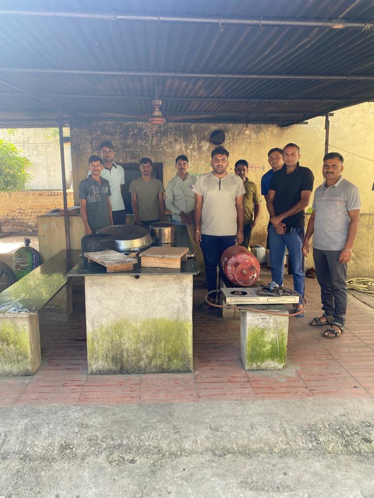 राजस्थान पुलिस कर्मचारियों की मांगों को अनदेखी करने का विरोध शुरू
राजस्थान में पुलिस कर रही है दिनांक 07.10.23 से अनिश्चितकालीन मेस बहिष्कार
आखिर क्यों किया जा रहा है पुलिस कांस्टेबल की मांगों को नजरंदाज
<a href="/ashokgehlot51/">Ashok Gehlot</a> <a href="/RajCMO/">CMO Rajasthan</a>
<a href="/1stIndiaNews/">First India News</a>
#राज_पुलिस_मेस_बहिष्कार