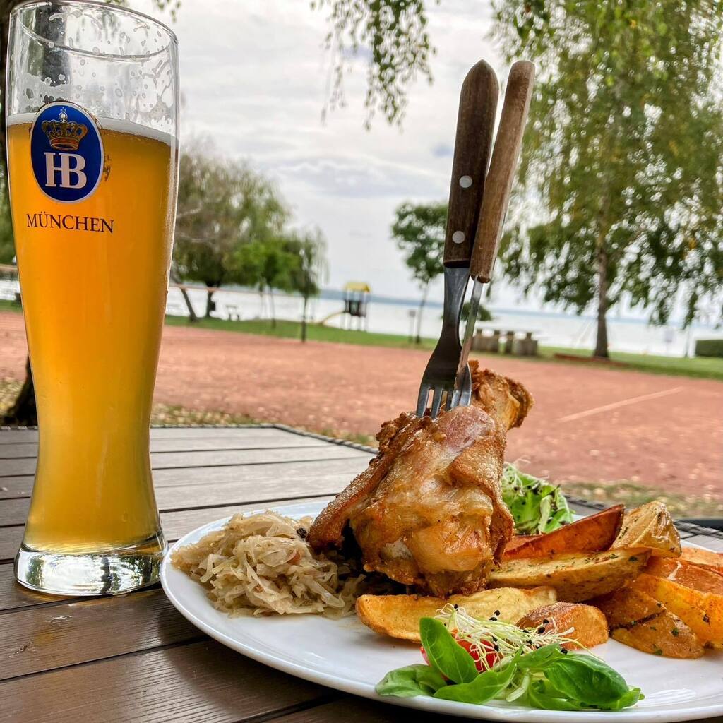 PalKerekfy's tweet photo. Vajon mit tudok ezzel kezdeni?
#bercsenyistrand #bercsényistrand #strand #tengósokkikötője #sör #sörözés #пиво #bier #bierre #cerveja #bièrre #pivo #cerveza #beer #beerstagram #bièrra #lightlunch #könnyűebéd #lunch #ebéd #mittagessen #csülök https://t.co/yBSQwhdenX https://t.co/zNe9XltjRv