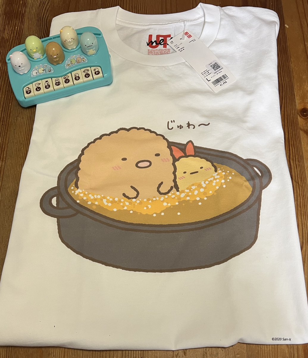 kosmic's tweet image. #すみっコぐらし のTシャツを着て某所のレストランへ行ったら、隣のテーブルにいた女の子の視線が釘付けで、帰り際にそれ欲しいとか言ってたので、オーダーの仕方を教えときます。その子のお母さんに届け(続