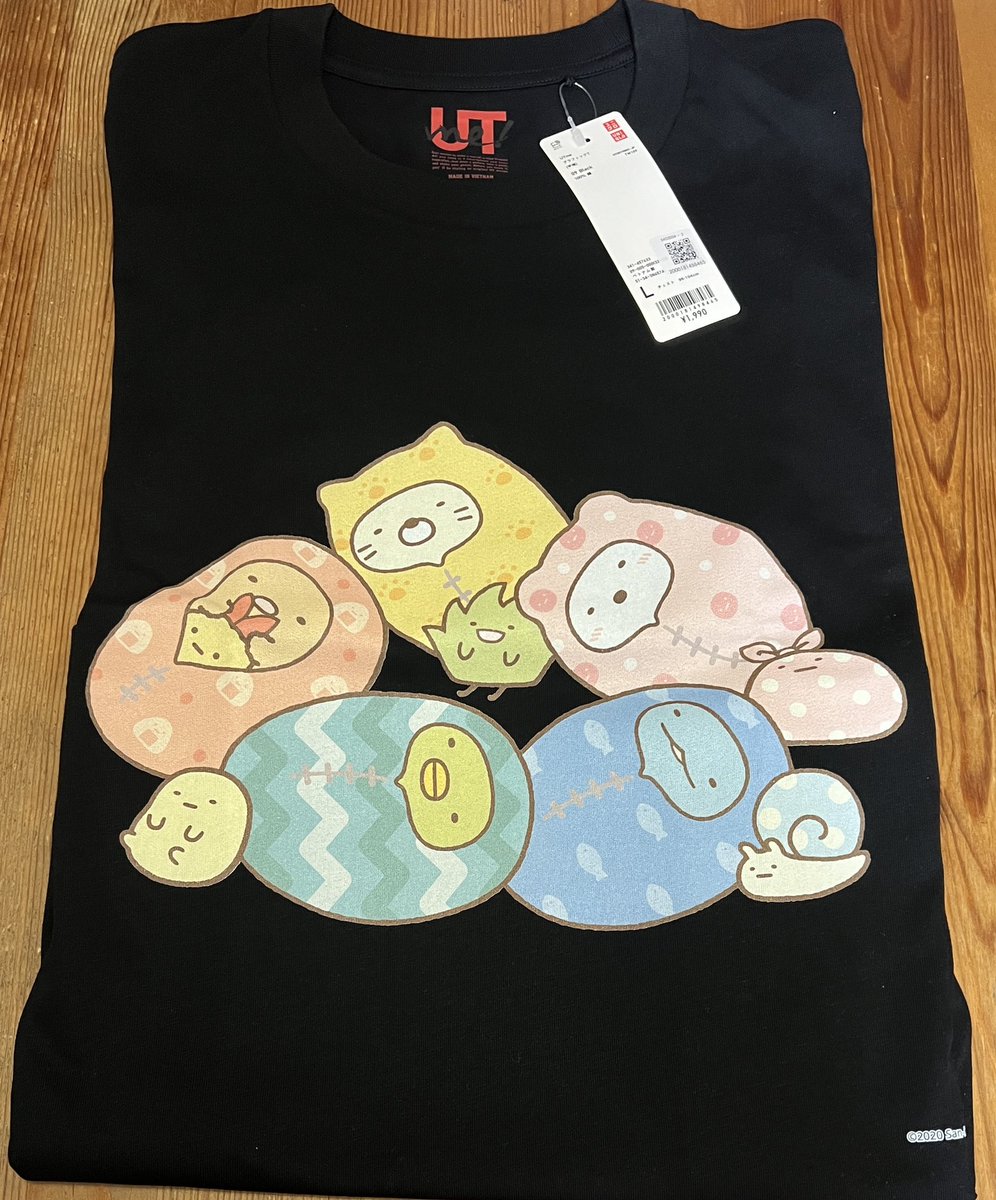 kosmic's tweet image. #すみっコぐらし のTシャツを着て某所のレストランへ行ったら、隣のテーブルにいた女の子の視線が釘付けで、帰り際にそれ欲しいとか言ってたので、オーダーの仕方を教えときます。その子のお母さんに届け(続