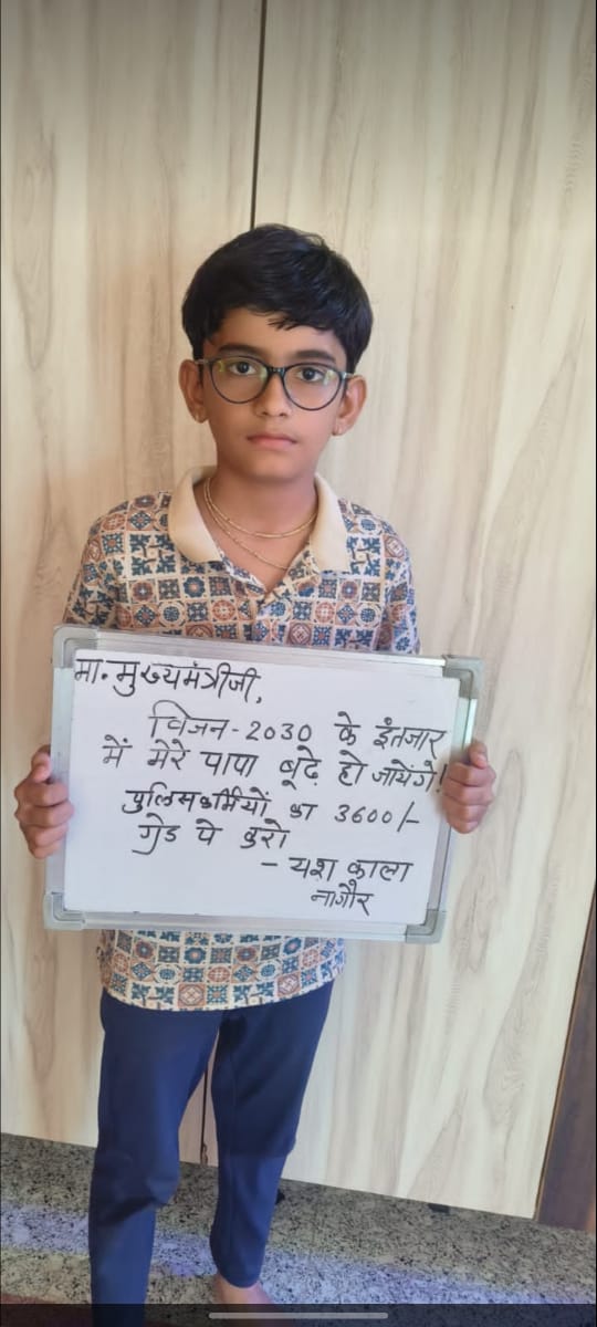 SONARAM14977574's tweet photo. राजस्थान सरकार को पुलिस जवानों की जायज मांगे हैं इनको माननी चाहिए 👇🏻
प्रथम एसीपी ग्रेड पे 3600
समयबद्ध डीपीसी पदोन्नति
साप्ताहिक अवकाश
हार्ड ड्यूटी अलाउंस 25%
जोखिम भत्ता
#राज_पुलिस_मेस_बहिष्कार लगातार दूसरे दिन भी जारी @ashokgehlot51 @jpk_11 @HansrajGurjarR @INCIndia https://t.co/Butk96vi2D