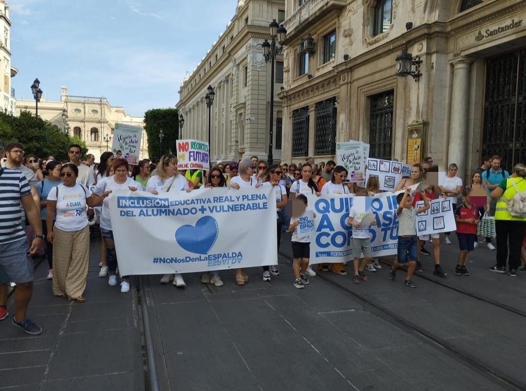 fampasevilla's tweet photo. Ayer fue un día emocionante
🌊💙Una Marea Azul por los derechos del alumnado con necesidades especiales y de apoyo educativo
Este es sólo el principio
Se avecina un auténtico tsunami
@Codapa_And https://t.co/WmBPx68YfG