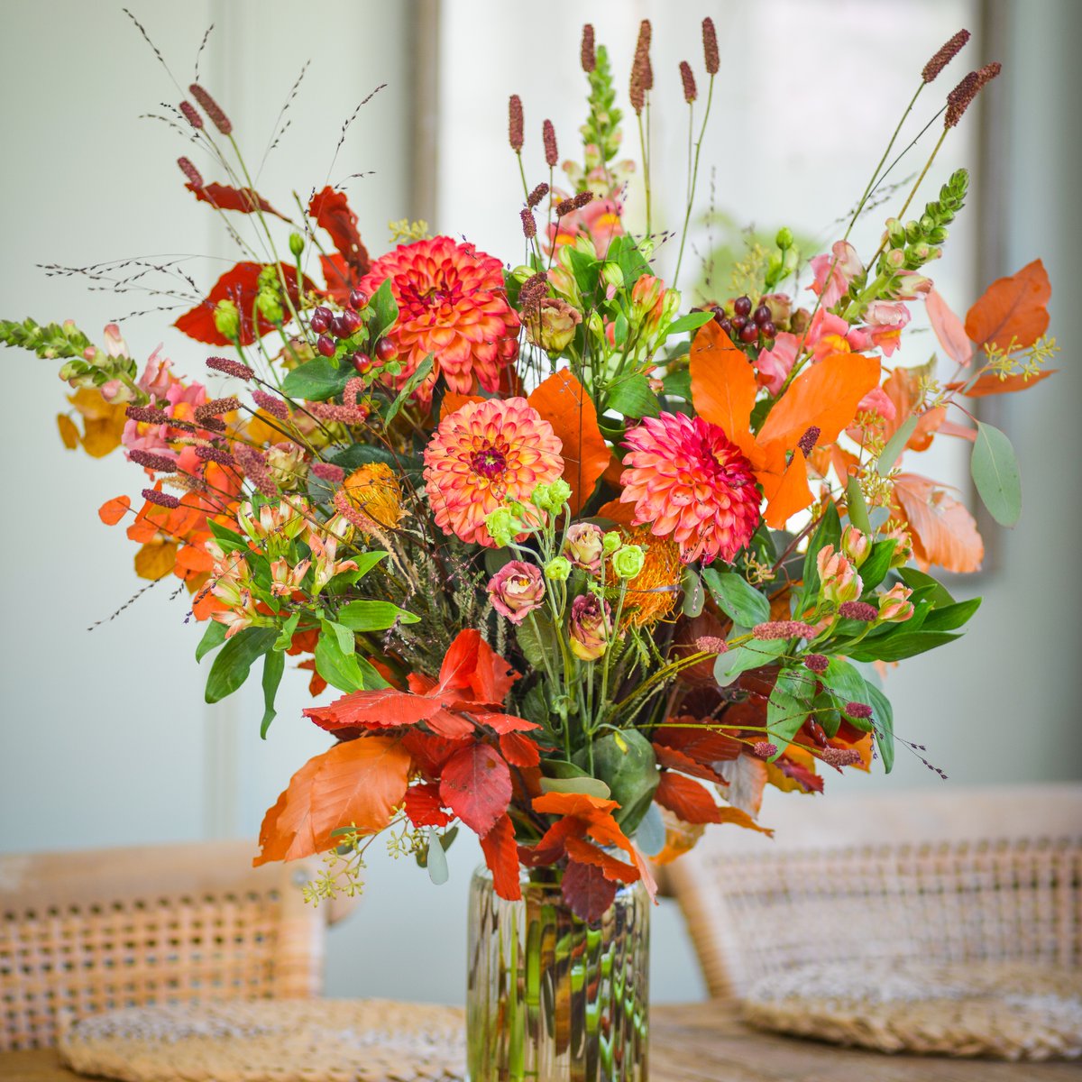 Inspired by the golden hues of autumn sunlight, 'Autumn Blaze' is a beautiful #bouquet with burnt orange dahlias, hypericum berries, amaranthus and antirrhinums which have been elegantly paired with seasonal foliage 🍂
moutan.co.uk/product/autumn…

#MoutanFlowers #AutumnCollection