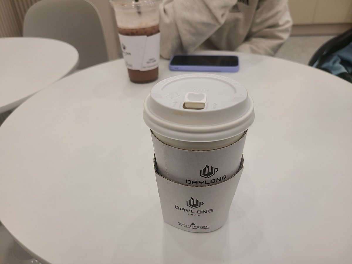 신길동에 생긴 편안한 무인카페 
최근에는 저가형 체인점보다는 차라리 더 맛있다 생각되어서 자주 방문 중
조용해서 공부하는 사람도 많다

#데이롱카페 #무인카페 #데이롱커피 #데이롱무인카페_신길센트럴자이점