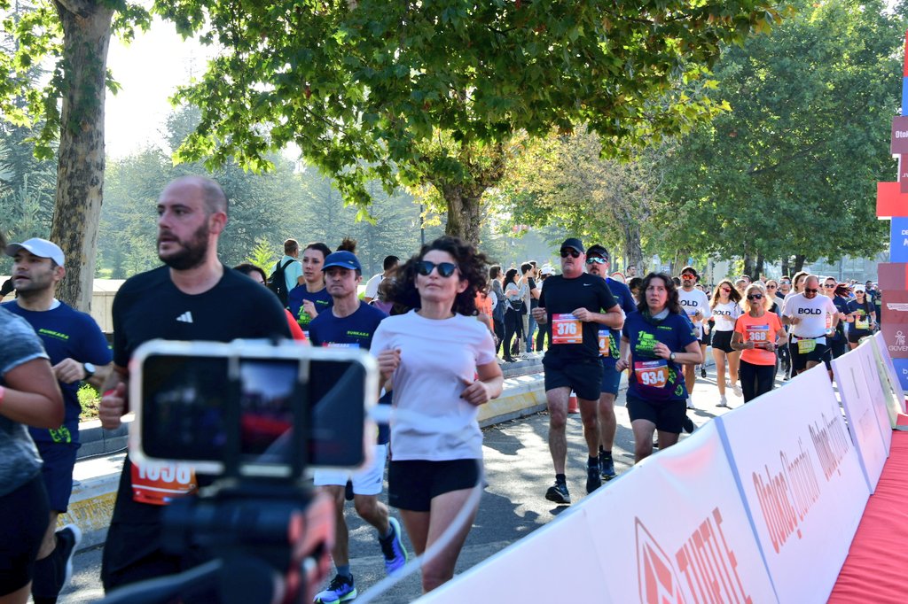 🏃‍♂️ Uluslararası #RUNKARA 
Yarı Maratonu 

🇹🇷 Cumhuriyetin 100. yılında  Ankara'nın ilk uluslararası yarı maratonunu heyecanını yaşadık.

📍Anıtpark'ta başlayıp ATO Congresium'da sona eren maratonun startı Ankara Valisi Vasip ŞAHİN tarafından verildi.