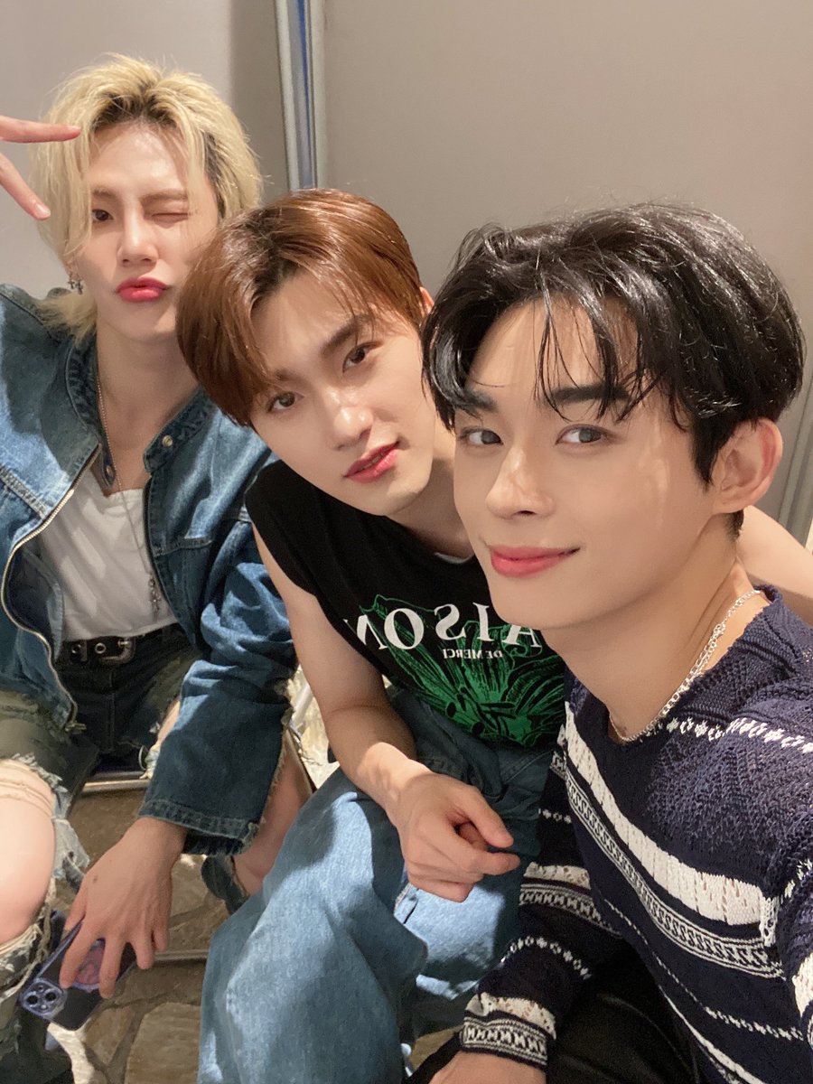XEED_OFFICIAL's tweet photo. [#유오] 대기실 셀카😉

#XEED #GREENY #UO #씨드 #재민 #슌 https://t.co/eUvczEdVxc