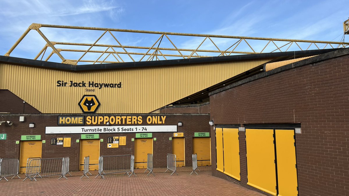 Crespacion's tweet photo. En el menรบ de hoy tenemos un Wolverhampton Wanderers - Aston Villa en Molineux.
#grounghopping #the92 #wolvesvilla #molineux #wolverhampton https://t.co/b6djhV8Vdk