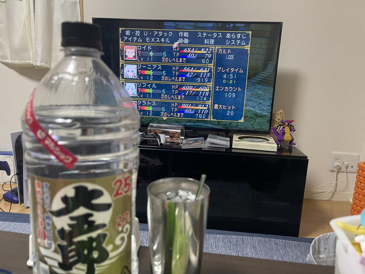 898989y's tweet photo. 飲んでるものは変わっても、27の親父とやってることは変わらんね！
27の時は俺6歳くらいかな？
もりおじちゃん、お酒くれてありがとう😊
当分飲める☺️ https://t.co/PmUp3LSiHD
