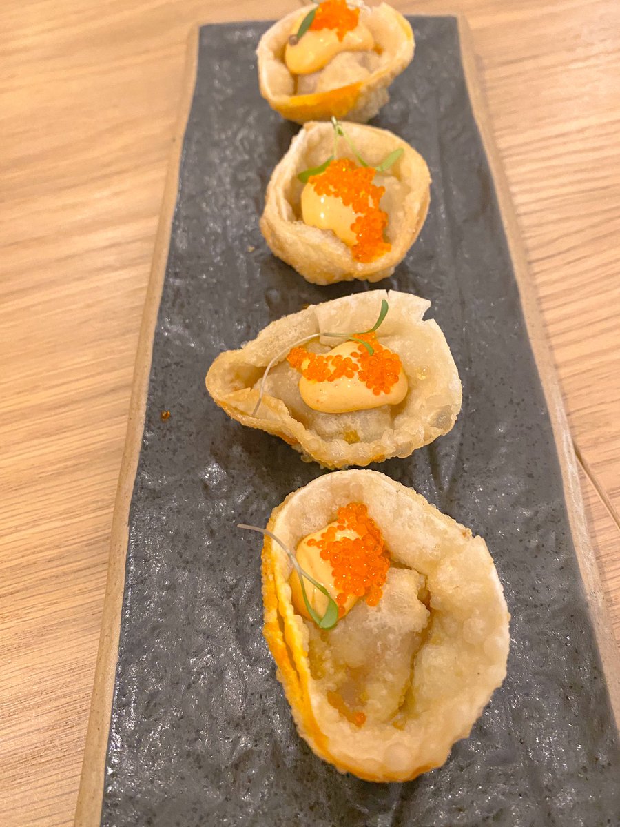 corviniano's tweet photo. 🍽 Kazoku - Santa Cruz de Tenerife - @kazokutenerife 

👨‍🍳 Jose Luis Gonzalez - @joseluis_sushi95 

➡️ Dumpling rellenos de atún en mojo hervido. 🔝🔝🔝

#fotogastronomica #fotografiagastronomica #gastronomia #foodphotography #restaurantestenerife #sushi #japanfood https://t.co/diaqVga38x
