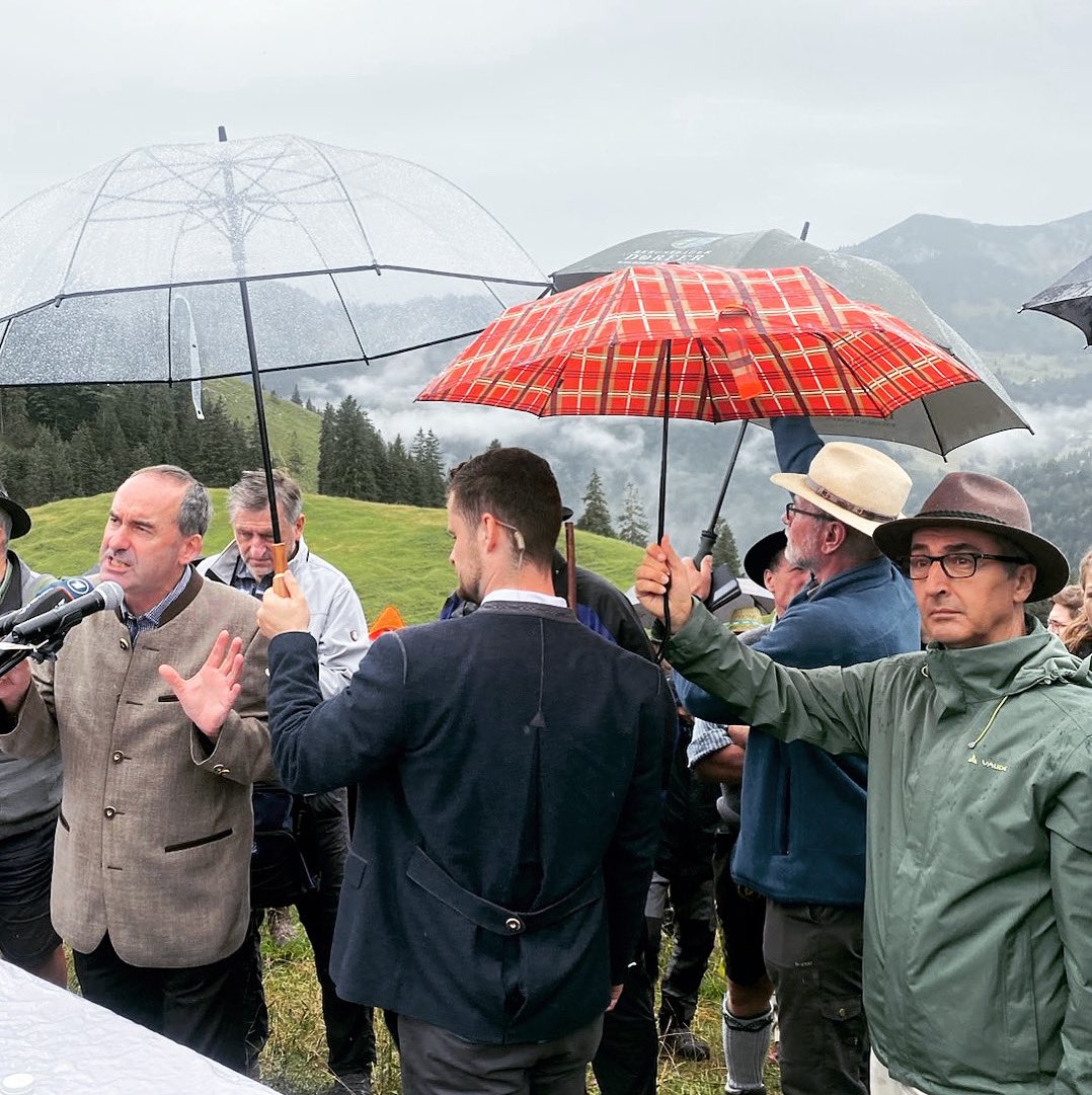 Bei der #Landtagswahl heute nicht vergessen: Während #Aiwanger in Stoffjacke beim Pressetermin auf dem Berg mit Regenschirm geschützt werden musste (verm. durch einen verbeamteten Personenschützer), stand <a href="/cem_oezdemir/">Cem Özdemir</a> wetterfest gekleidet dort und schützte den Personenschützer.