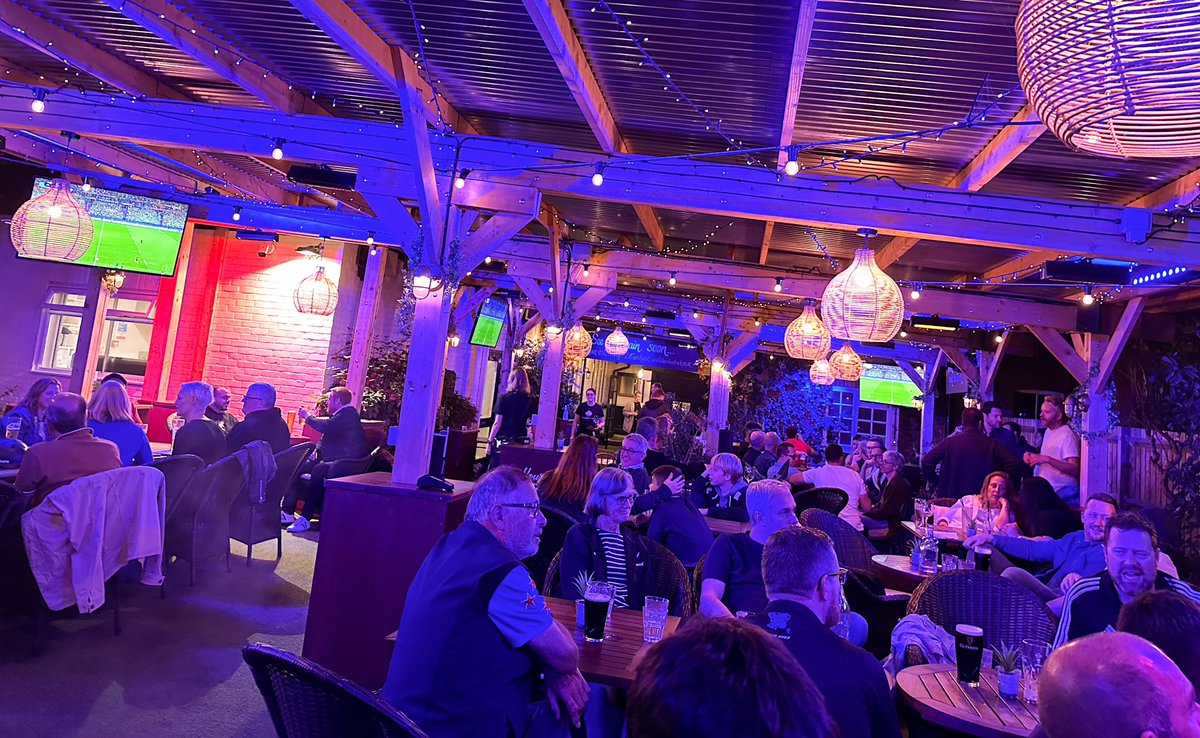 TurksHeadTW1's tweet image. 🏉 What a day of rugby matches yesterday! The pub and garden were packed! Don't forget to book your tables for next week's games! 🍻 #RugbyFever #BookNow