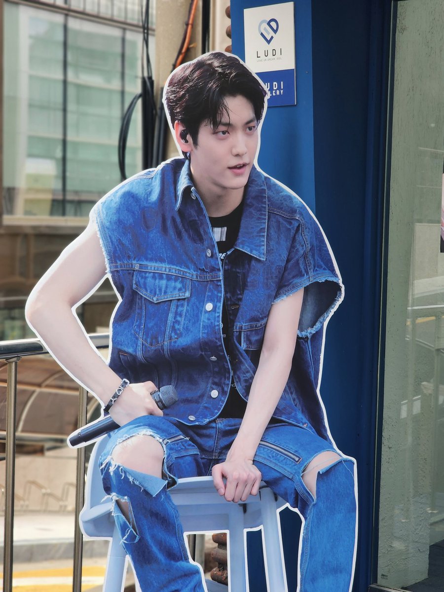 edelweiss_txt's tweet photo. μλΉμ΄λ‘ κ°λν κ³΅κ° βοΈπ«§π©΅
#page24 #SOOBIN #μλΉ https://t.co/CZNe4F32L6