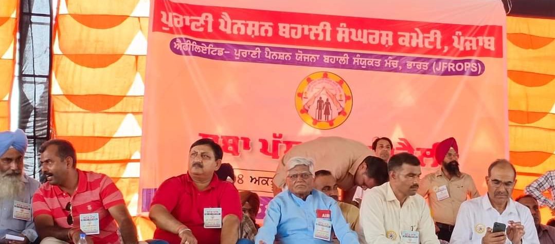 HqNrmu's tweet photo. #JFROPS के द्वारा #पुरानी_पेंशन_बहाल_करो संगरूर रैली में गरजे एआईआरएफ के महामंत्री कॉम शिवगोपाल मिश्रा।
संगरूर में JFROPS (पंजाब) में पुरानी पेंशन बहाली के लिए एक बड़ी रैली का आयोजन किया गया , इस रैली में कॉम शिवगोपाल मिश्रा के साथ दिल्ली मंडल के मंडल मंत्री कॉम अनूप शर्मा , अंबाला मंडल के मंडल मंत्री कॉम निर्मल सिंह एवम् हेडक्वार्टर मंडल के मंडल मंत्री कॉम संजीव सैनी ने भाग लिया।
@Aamitabh2 @AIRF_COMMS @airfindia @RLD_OPS @ShivaGopalMish1
@2024_For_INDIA @Vinay1011 @RahulGandhi @SupriyaShrinate @AIRAAAOFFICIAL @ArvindKejriwal @ashokgehlot51
