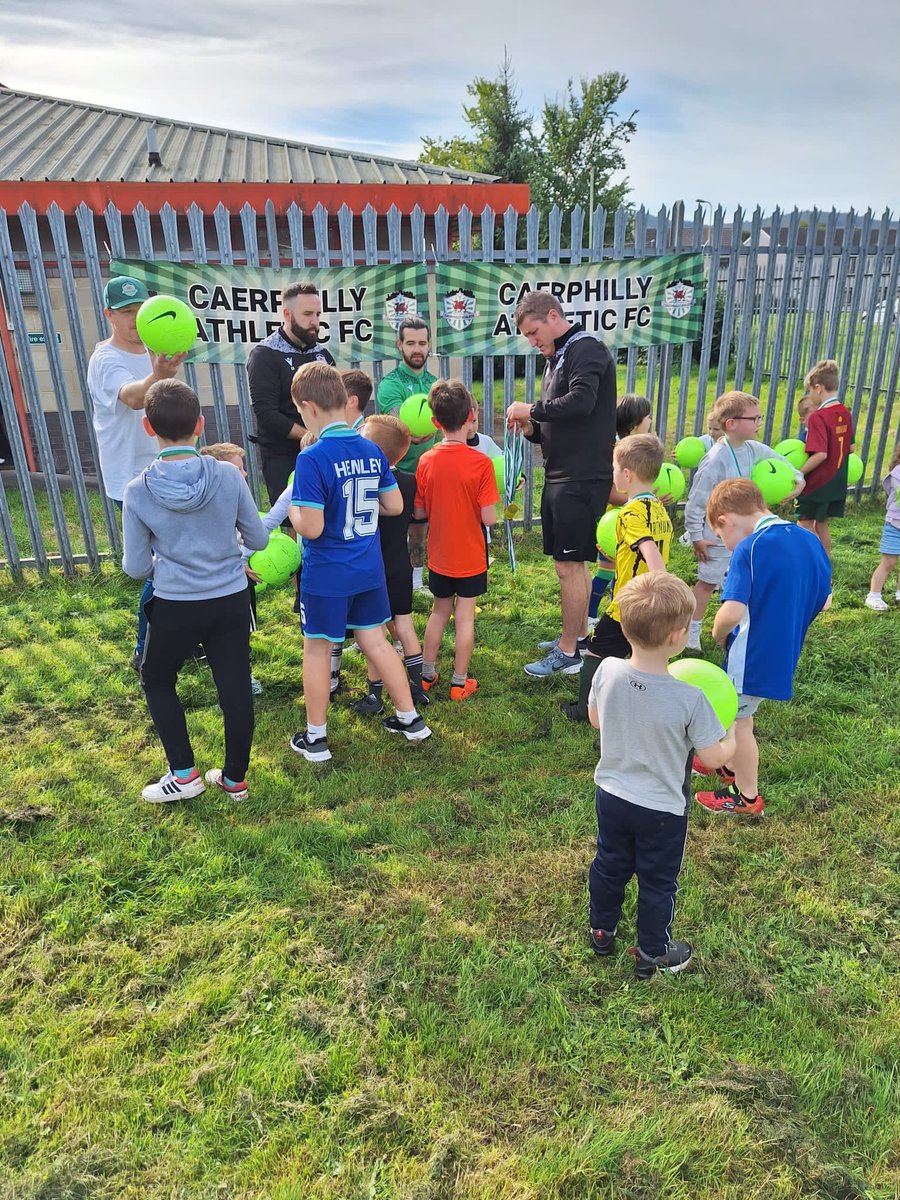 CaerphillyAFC's tweet photo. This morning we held a free session for children at Van Caerphilly Community Centre, and all the players that turned took home a Nike football to practise what they learnt. 👏🏻⚽️

Hope everyone enjoyed and we hope to see some of the players again in training soon. 🤞🏻

#TheAs 💚 https://t.co/0vST87szY0