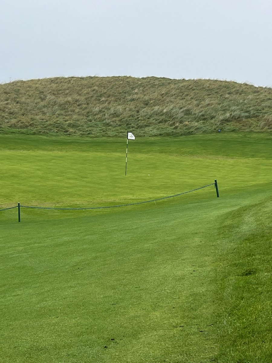 Eddiek62's tweet photo. What a fantastic course. Brutally long par 4’s in this wind but enjoyable. Played OK actually - my 3rd to the par 5 12th and, yes of course I missed it!! #Machrie 😂 https://t.co/MKFlPkAMbm