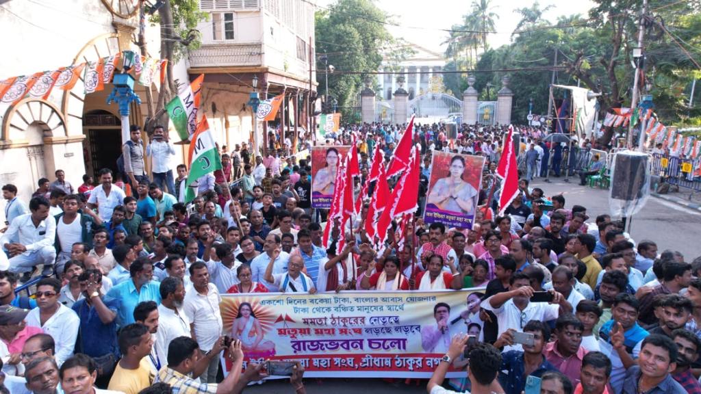 AITCofficial's tweet photo. The downfall of the tyrannical rulers is imminent!

Today, our Matua brothers and sisters lent their unwavering support to National GS Shri @abhishekaitc in his fierce fight against BJP's Zamindari regime.

Determined to secure our rightful dues, we march ahead! https://t.co/v1lGUotZGV