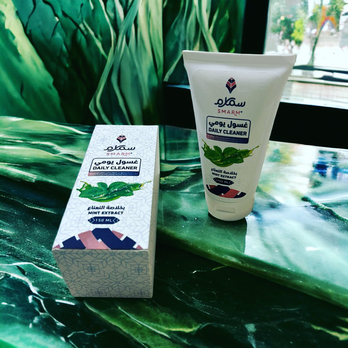 يتكون غسول الوجه من زيت النعناع الأساسي  و مستخلص الألوفيرا ، وزيوت الجوجوبا للمساعدة في تجديد وترطيب البشرة الجافة.

يوفر زيت النعناع تجربة عطرية منعشة.

#سمارم_فخامة_الصناعة_العمانية 🇴🇲
 #نبحر_من_أجل_عنايتكم