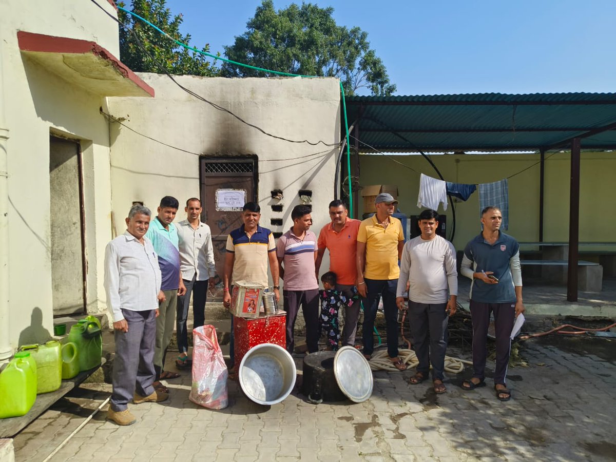 पुलिस कांस्टेबल से ही सरकार को दिक्कत है जो इनकी मांग पूरी नहीं कर रही
#राज_पुलिस_मेस_बहिष्कार
<a href="/ashokgehlot51/">Ashok Gehlot</a> <a href="/PoliceRajasthan/">Rajasthan Police</a> <a href="/1stIndiaNews/">First India News</a>  <a href="/zeerajasthan_/">ZEE Rajasthan</a>