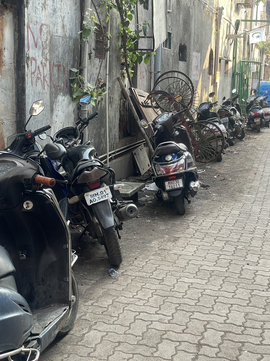 Shamroz7794's tweet photo. @MTPHereToHelp @CPMumbaiPolice @PMOIndia Haryana wala lane station road Kurla West https://t.co/og89bvhNig
