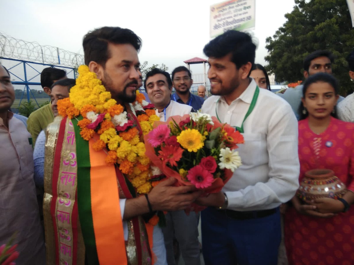 nss_to's tweet photo. माननीय केन्द्रीय मंत्री श्री @ianuragthakur जी @YASMinistry का भोपाल मध्यप्रदेश आगमन पर #NSS #proudtonss #राष्ट्रीय_सेवा_योजना परिवार ने स्वागत कर  मेरी माटी मेरा देश के तहत #अमृत_कलश प्रदान किया।
#MMMD #AmritKalashYatra
@pankajsinghips
@_NSSIndia @PMOIndia https://t.co/OcYBEkmUuy