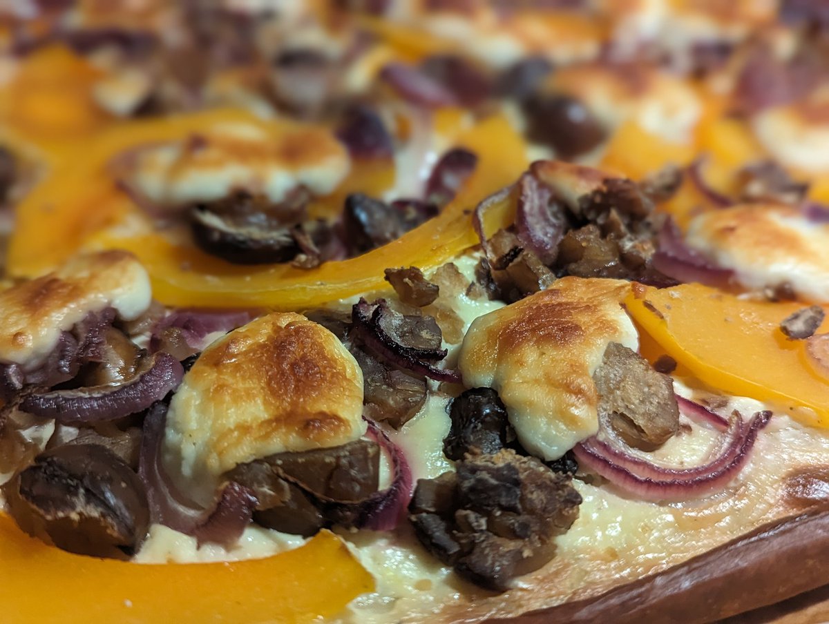 RudiesStruggle's tweet photo. Herbstpizza mit Kürbis, Maronen, Ziegenkäse und Honig #selberkochen https://t.co/MSPxk9e5oK