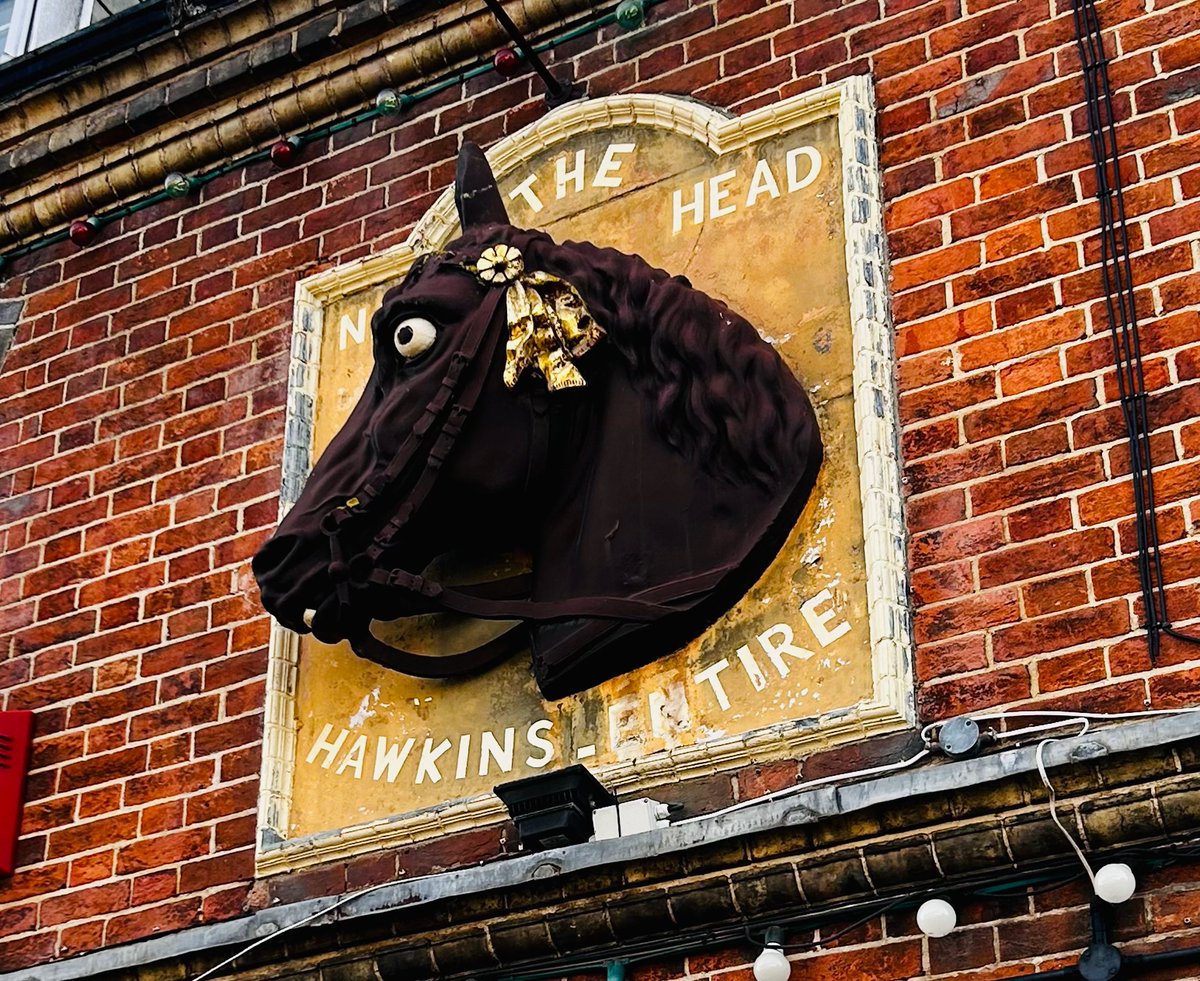 Rosewind2007's tweet photo. I wish someone would buy this old pub! Itโs so sad with it boarded upโฆand possibly very much haunted
#pubs #nagshead #haunted #probablyhaunted #abandoned https://t.co/8st3Lct2lk