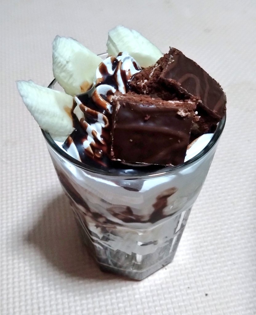 hime_ryuga's tweet photo. 手作りバナナチョコパフェ🍨
ケーキの代わりに😊 https://t.co/XnGH1pPas4
