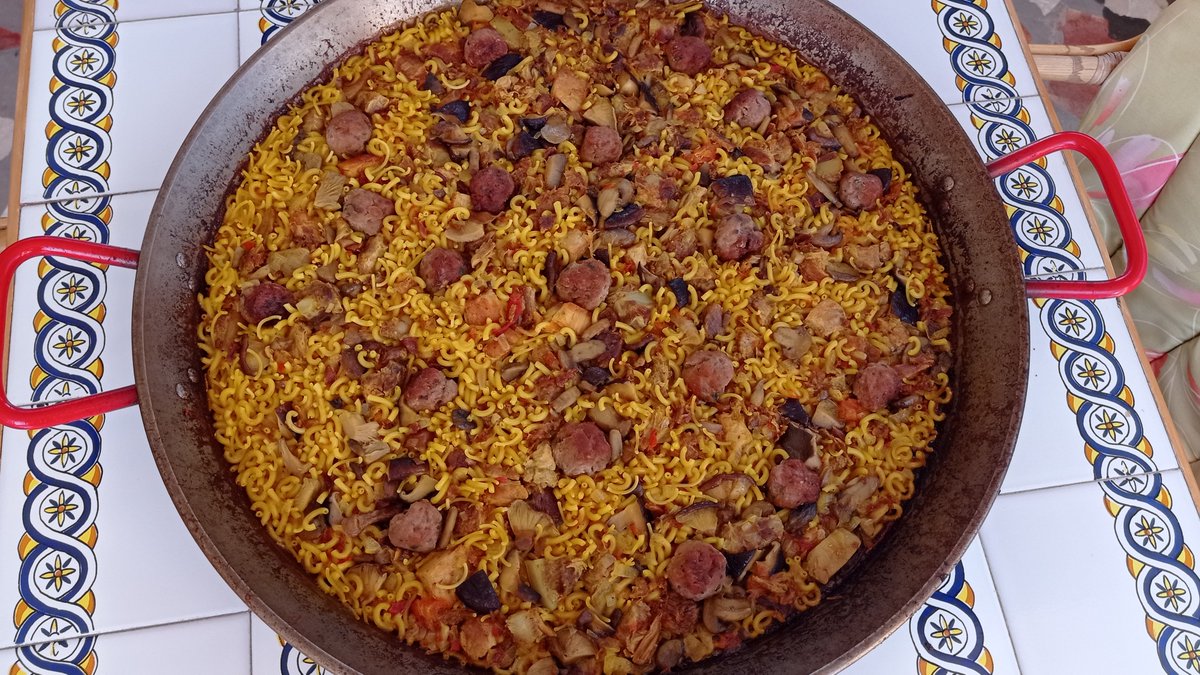 Talibans de la cuina, xupleu-me la fi... la fideuà.
Fideuà de carn i amb pilotes, i amb fideu de forat.... MUAAAAHAHAHAHAHA
@KALI