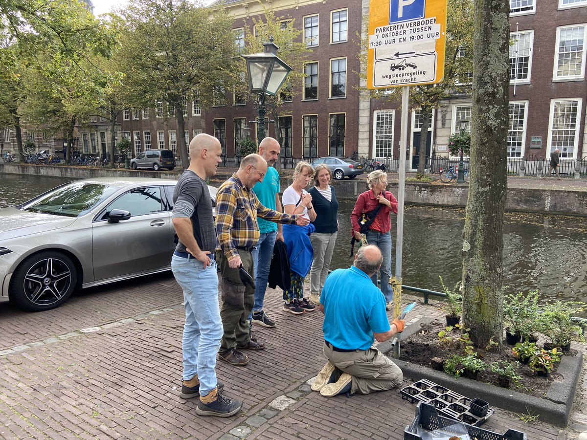 LatynNL's tweet photo. Supermooie samenwerking was dat om 50 boomspiegels onder de Hollandse linden aan het #Rapenburg in #Leiden te beplanten!
@UniLeiden @GroenoordZuid @BBR_Bomenbond @Singelpark @HortusLeiden @LVVSAugustinus @AshleyNorth91
#boomspiegelfeest #Rapenburg #Leiden #vergroenen #bomen https://t.co/5595MJZHta