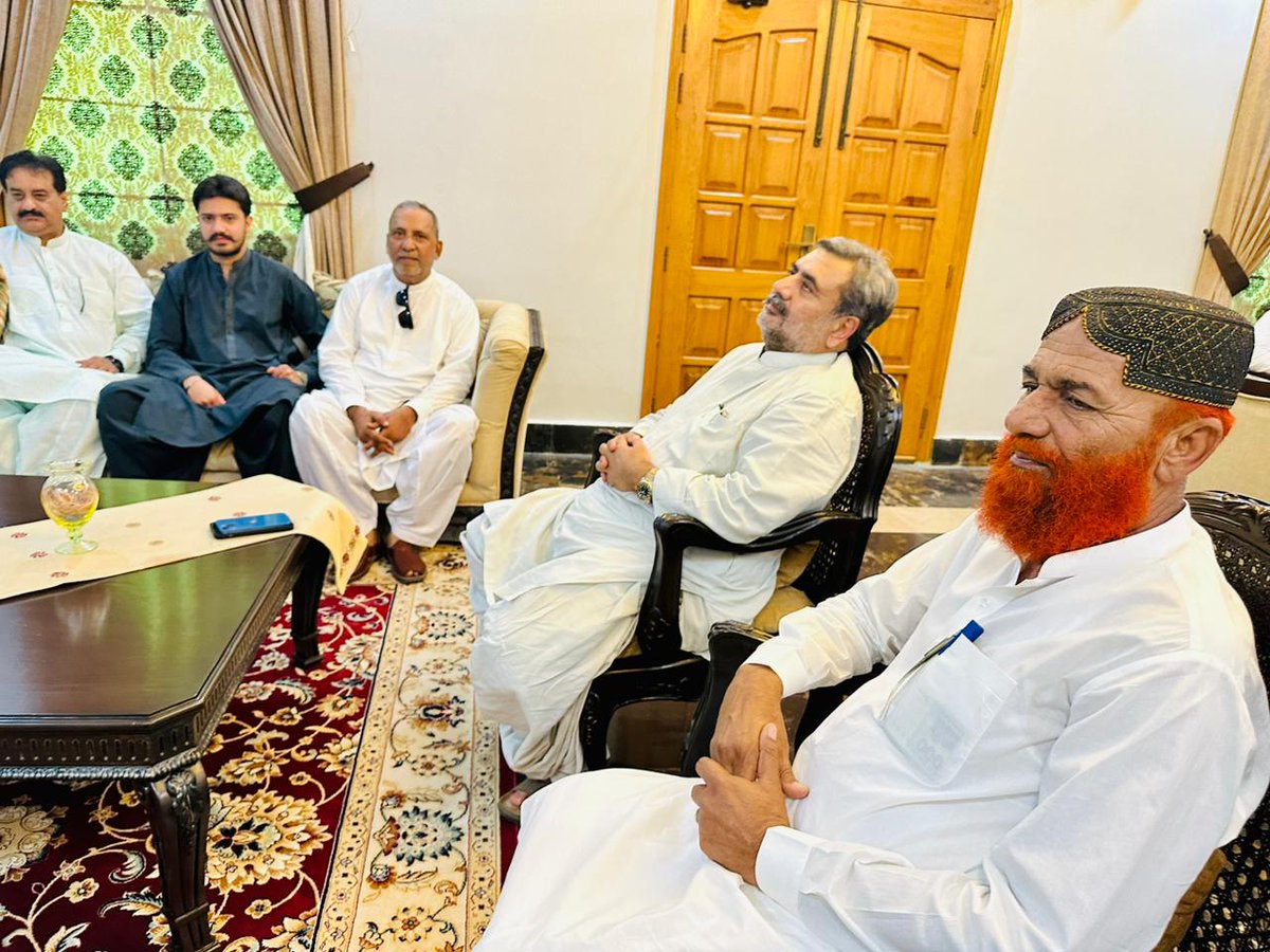 IrfanPyokamber's tweet photo. پ پ ضلع قمبرشھدادکوٹ کےصدر قمرالدین گوپانگ اورضلع جنرل سیکریٹری غلام محمد اسران کی قیادت مینPPPوفد قمبرمین PPP کےسابق ایم پی ایز نواب سردار خان چانڈیو اور برھان خان چانڈیوسےملاقات کر رہےہین
ملاقات مین سیاسی صورتحال،الیکشن اور ضلع مین18آکٹوبرکی تقریب کےحوالے سےتبادلہ خیال کیاگیا https://t.co/mbXu7IANZg