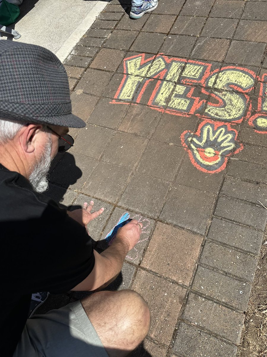 DemOnTheStreets's tweet photo. Hot Tip: Kids LOVE seeing adults using chalk.
🖤#ChalkYes
💛#CreateYes
❤️#WriteYes
✋🏾#Hands4Yes
✊🏽Connect the #DOTS
👉🏽https://t.co/xJ9E7lcNAz https://t.co/WEzrVR1t1f