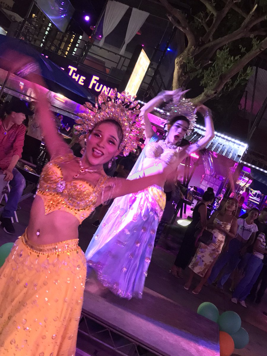 GeoffCarter1212's tweet photo. Pattaya Tree Town. This Place is Electric ! Please help my channel grow by retweeting. It means the World to me https://t.co/Rv7WChnGyd via @YouTube https://t.co/xVdMlrfybR