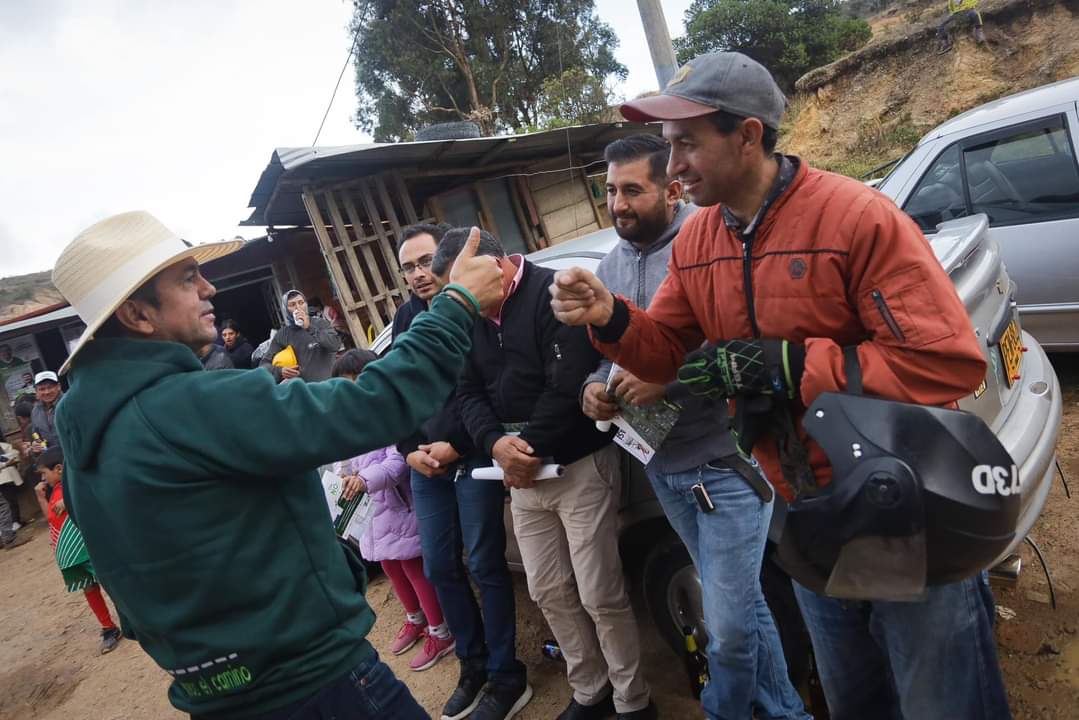 John_Carrero's tweet photo. Desde nuestros sectores rurales y urbanos escuchamos las preocupaciones y necesidades de nuestros habitantes. 💚✊🏼🌻

Nuestro compromiso es total para transformar el camino de sus vidas y el amor que entregan cada uno de nuestros jóvenes.

#ConstruyamosElCamino 🌻🤝🏼🛣️ https://t.co/4WlOojWkIJ