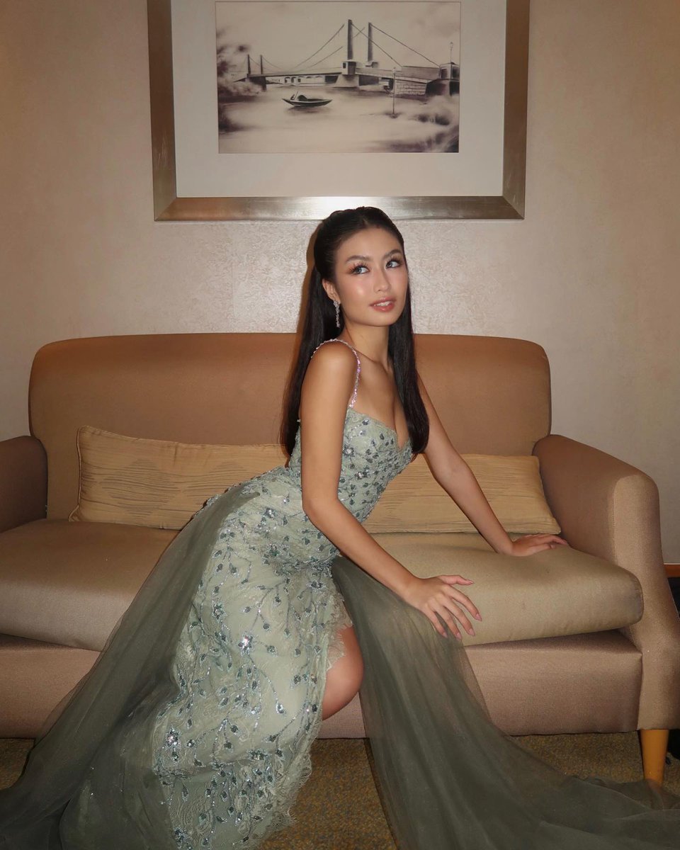 NicorAshley's tweet photo. another cinderella moment for me ✨ https://t.co/QKND5LaDZV