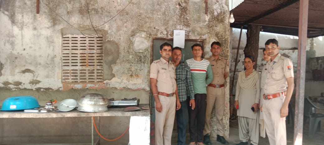 माननीय मुख्यमंत्री <a href="/ashokgehlot51/">Ashok Gehlot</a>
जी पुलिस कर्मचारियों ने अपनी मांगों को लेकर राजस्थान में पुलिस मेस का अनिश्चितकालीन बहिष्कार कर दिया है,
आपसे निवेदन है कि तत्काल पुलिस कर्मचारियों की मांगों को पूरा करे 
कांस्टेबल को भी प्रथम एसीपी L 10 दी जाए: उपेन यादव
#राज_पुलिस_मेस_बहिष्कार