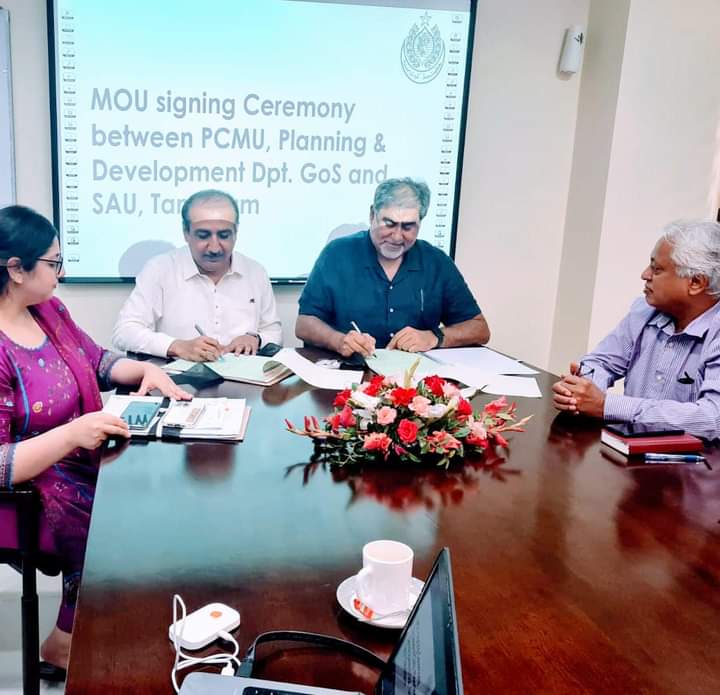 faiz_siddiqui1's tweet photo. Signing of a Memorandum of MOU b/w the Directorate of Sindh Water Sector &amp; Barrages and Improvement, PCMU P&amp;D, GoS and Sindh Agriculture University Tandojam for sustainable agriculture and responsible water management in Sindh. 💧
@nzessani @FatehMari https://t.co/2ASE4ZDw7V
