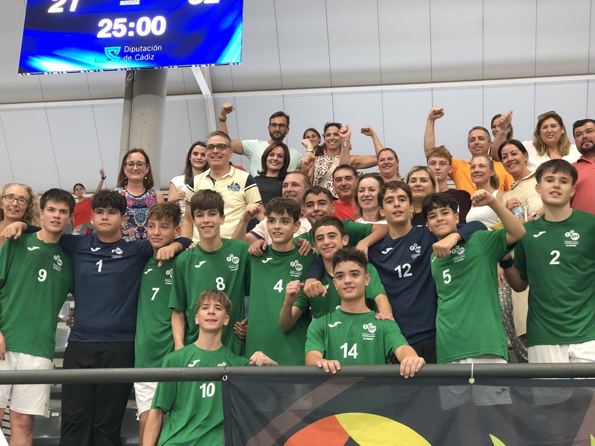 FAndaluzaBM's tweet photo. 🤩 @FABM_ALMERIA vence a @FABM_Malaga y se lleva el trofeo 🥇

🏆 #CTOInfantilAndaluz masculino 
📍San Fernando
🏟️ Pabellón Bahía Sur
⏰50’
⚔️ Málaga 21🆚32 Almería

#️⃣ #BalonmanoAndalucia 🇳🇬 https://t.co/E7HPB9ZgMQ