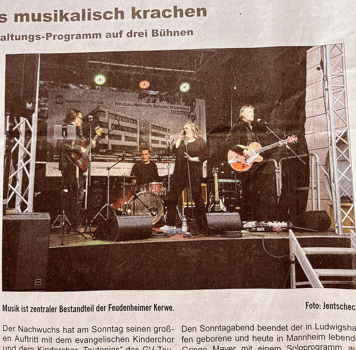 suitcase_of's tweet photo. Wie schön, wenn man sonntags bei der Frühstückslektüre ein schönes großes Foto von uns in der Lokalzeitung findet. Diesmal als Vorankündigung für unseren nächsten Gig am Samstag 14.10., 16 Uhr auf der Feudenheimer Kerwe (Bühne 1). #livemusic #rockmusic #rocknroll #mannheim https://t.co/PWC4UMouxk