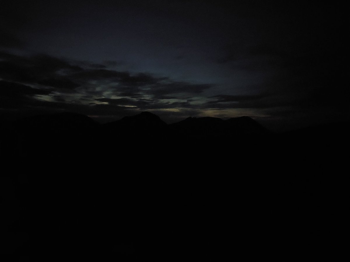 AmorphusCloud's tweet photo. Couldn't sleep, so I thought I'd go for a walk and watch the sunrise.
#WalkNI #MountainsofMourne https://t.co/G7kFmju8M6