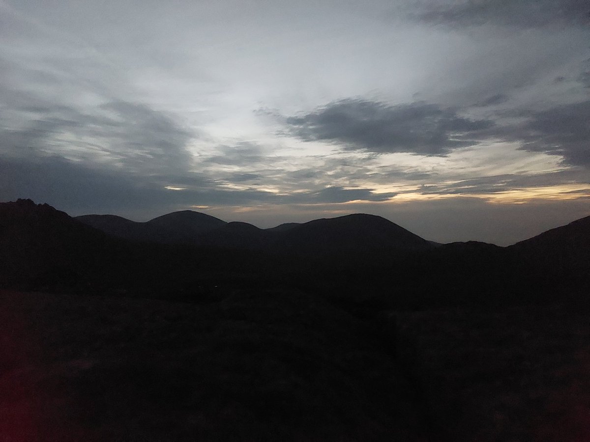 AmorphusCloud's tweet photo. Couldn't sleep, so I thought I'd go for a walk and watch the sunrise.
#WalkNI #MountainsofMourne https://t.co/G7kFmju8M6
