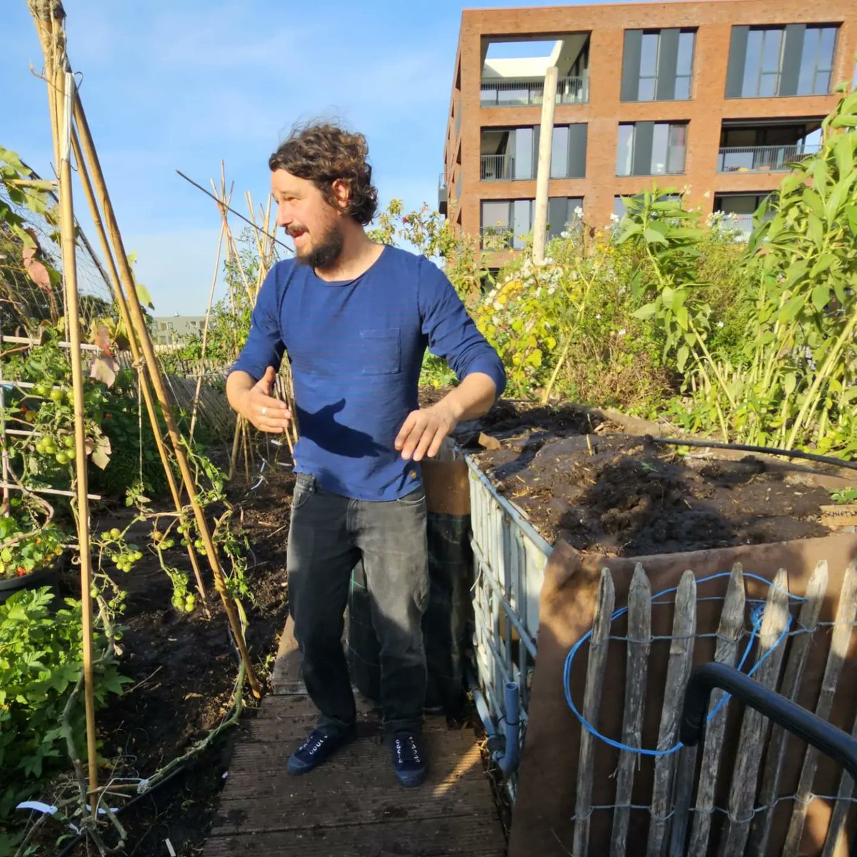 With a delegation of our rooffarmers visiting the #PAKT rooftopfarm in #Antwerp #Belgium. One of the most beautiful rooftopfarms in Europe. #Foodroofs connected by bridges and stairs and a glasshouse. Thank you colleagues for the enthusiastic welcome on your wonderful rooftop 💚.