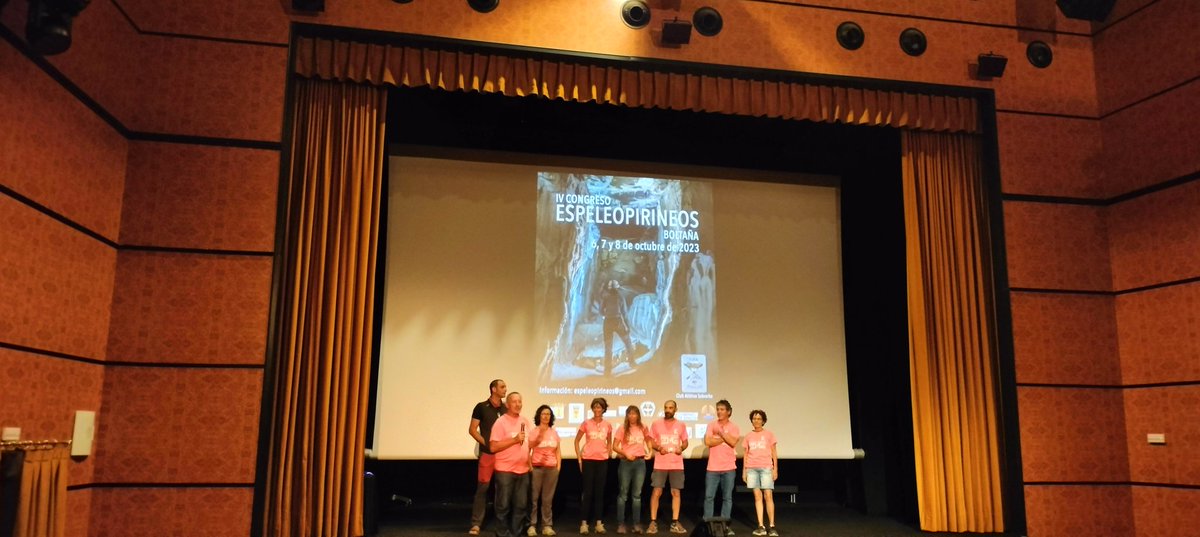 El equipo espectacular que ha organizado el congreso #EspeleoPirineosIV 
#speleology #espeleologia
#clubAtleticoSobrarbe #espeleocas